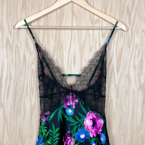 Victoria’s Secret Lace Plunge Slip 
 Lingerie - Picture 5 of 12